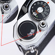 【PENTAX(潘太克斯)】K1000拆解图， 在快门按钮与记数器之间有一个很小的窗口，当它显示为红色时说明已过片但尚未拍摄，如果显示为黑色则说明已拍摄但尚未过片。